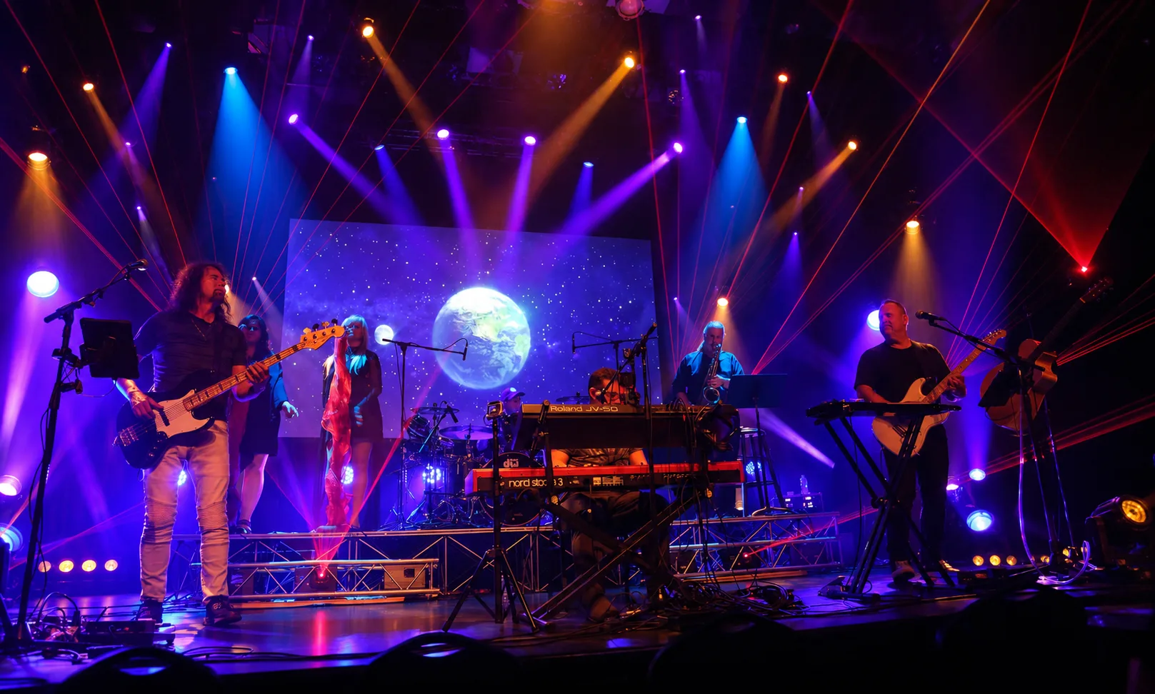 Bring Floyd sur scène avec éclairage violet et lasers